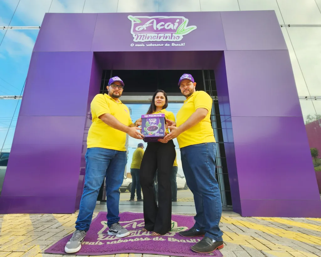 Fundadores do Açaí Mineirinho na fachada da fábrica em São José/SC