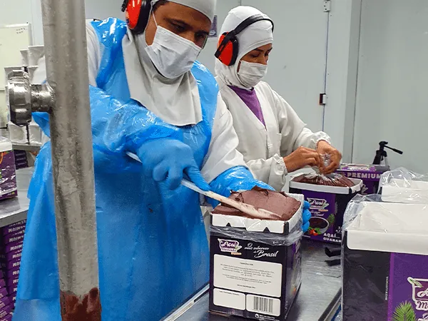Produção na fábrica do Açaí Mineirinho em São José/SC